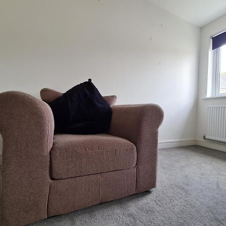 Superking Bedroom Close To The A30 Camborne Exterior foto