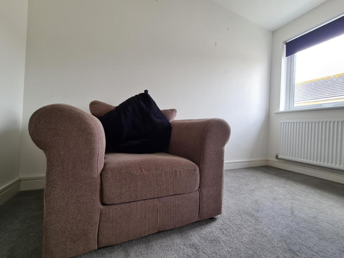 Superking Bedroom Close To The A30 Camborne Exterior foto