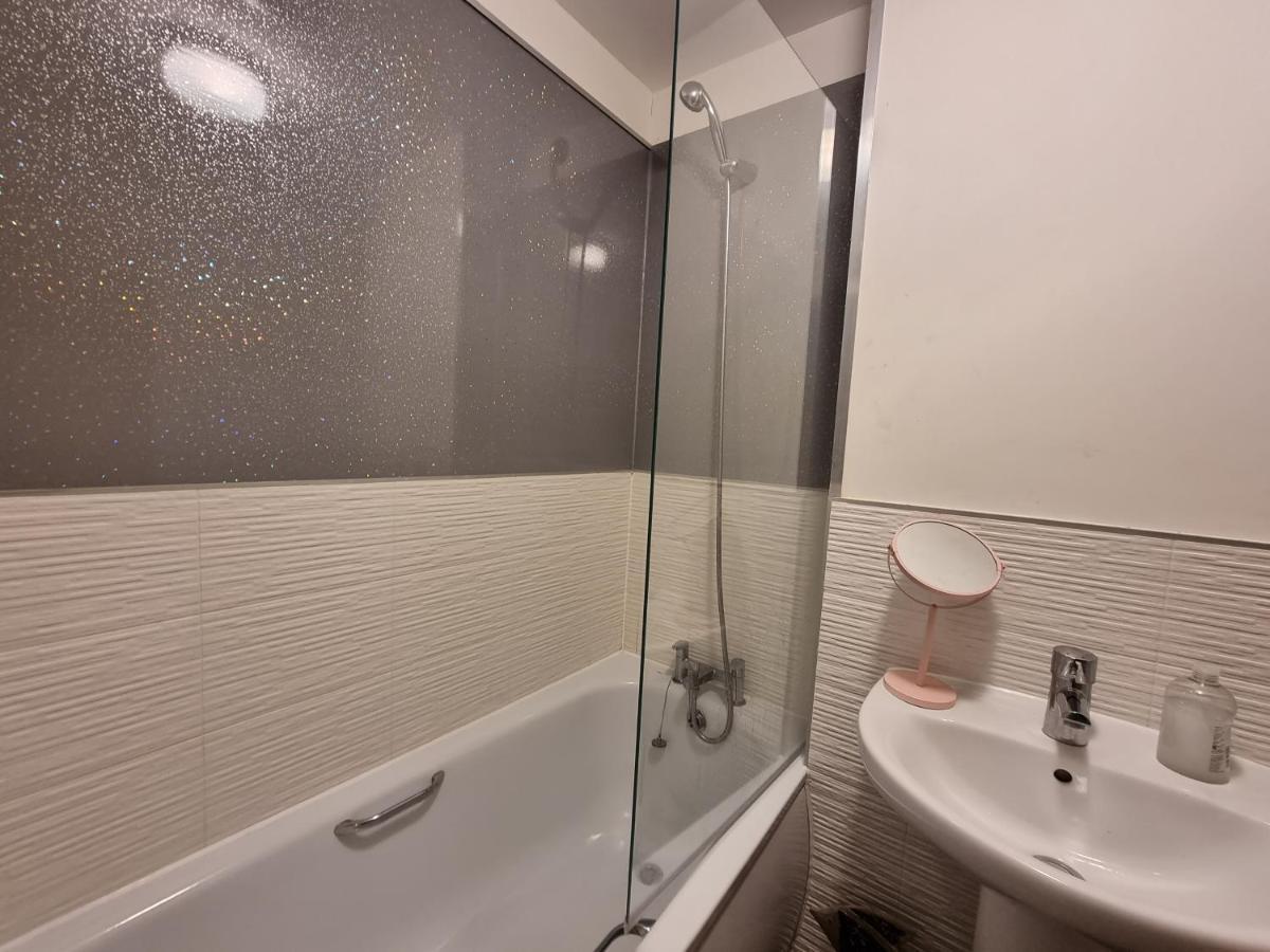 Superking Bedroom Close To The A30 Camborne Exterior foto