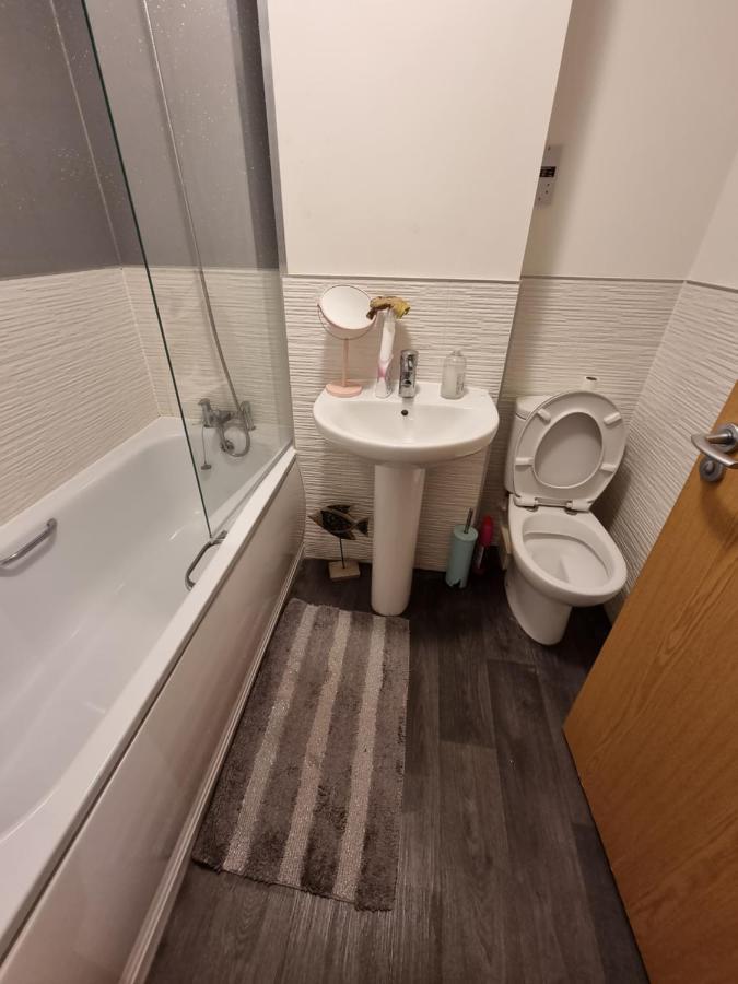 Superking Bedroom Close To The A30 Camborne Exterior foto