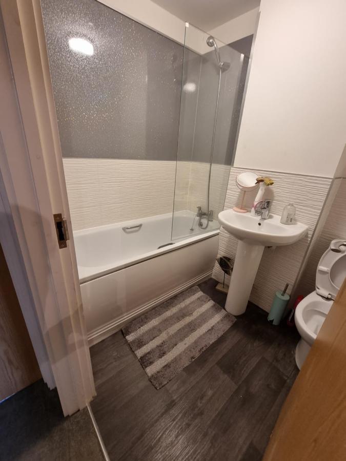 Superking Bedroom Close To The A30 Camborne Exterior foto